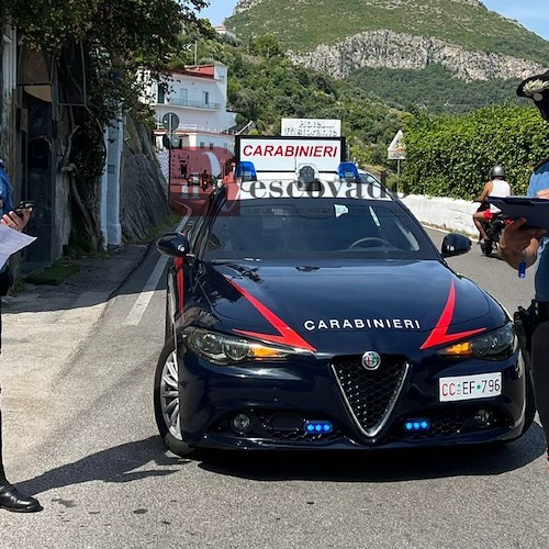 Vietri sul Mare, per evitare auto dal senso opposto si schianta contro un'altra in sosta: turista illeso /FOTO