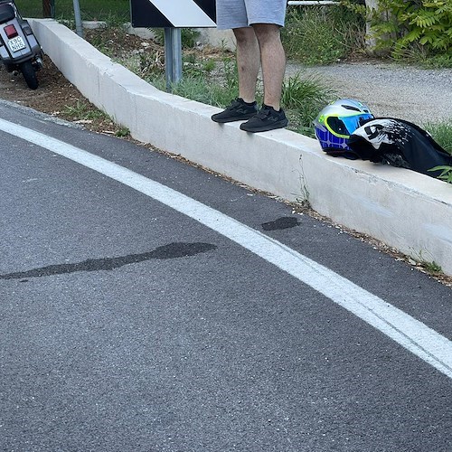 Vietri Sul Mare. Pirata della strada taglia la strada ad un motociclista e scappa