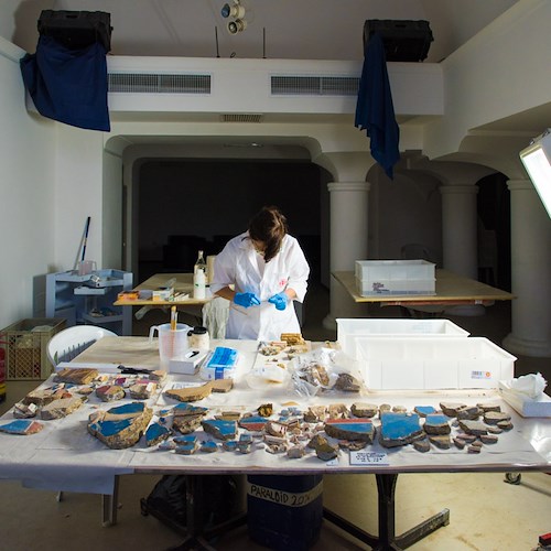 Villa Romana di Positano: ricomposizione di frammenti di affreschi recuperati in corso di scavo [FOTOGALLERY]