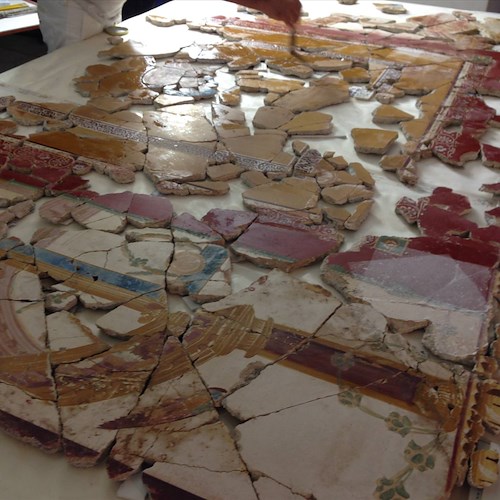 Villa Romana di Positano: ricomposizione di frammenti di affreschi recuperati in corso di scavo [FOTOGALLERY]