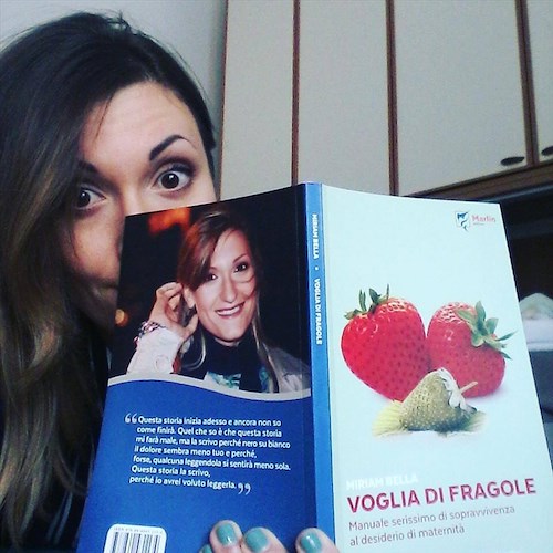 'Voglia di fragole', Miriam Bella di Maiori in libreria col suo 'Manuale serissimo di sopravvivenza al desiderio di maternità'
