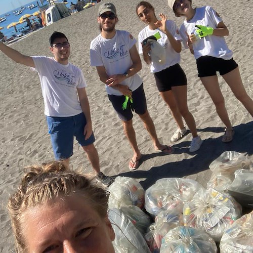 Volontari da tutto il mondo ripuliscono la spiaggia di Maiori: ieri raccolti dieci sacchi di rifiuti abbandonati