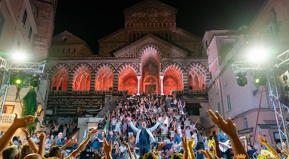 Amalfi Summer Fest 2025: un'estate di grandi emozioni con Mario Biondi, Nina Zilli, Roy Paci, i Gemelli di Guidonia e l'omaggio a De Simone