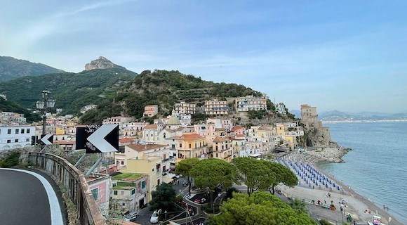 Cetara, nuove disposizioni per la sosta dei veicoli residenti: non si potrà parcheggiare sul ciglio della banchina del porto