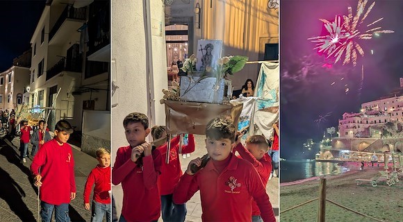 I bambini portano in processione la Maddalena: ad Atrani la fede passa di mano in mano