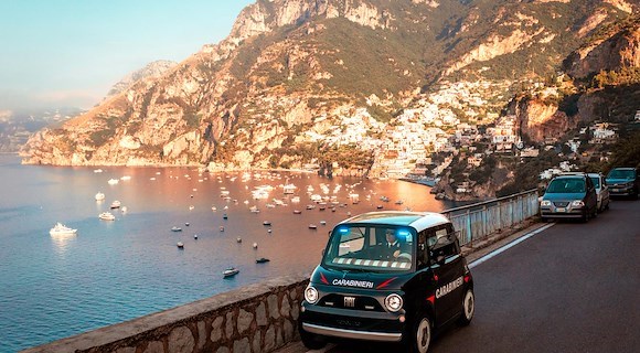L’Arma dei Carabinieri saluta il Ferragosto da Positano con una foto iconica