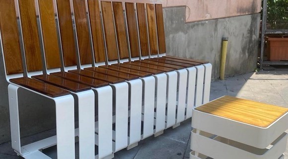 Minori, completato l'intervento di ripristino degli arredi urbani: nuove panchine per una città più accogliente