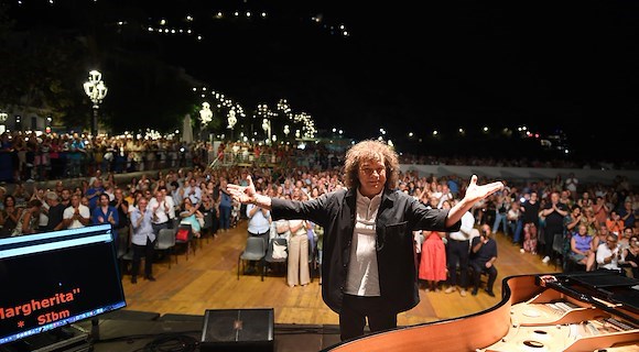 Riccardo Cocciante stringe in un abbraccio il pubblico della Costiera Amalfitana