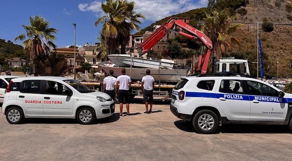 Stop ormeggio selvaggio a Montecorice: Guardia Costiera rimuove 60 imbarcazioni situate in varie aree del porto 