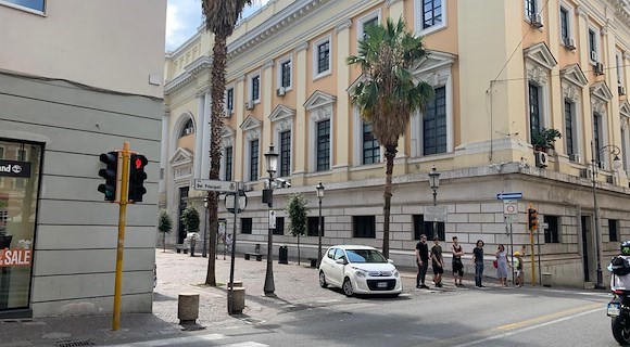 Tenta di rubare un giubbotto da 119 euro: denunciato 23enne a Salerno