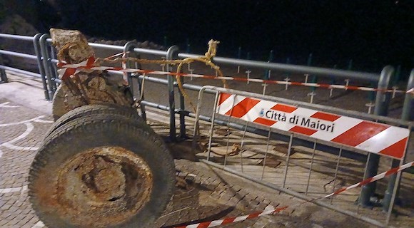 Vecchio semiasse arrugginito sul lungomare di Maiori: rischio per i passanti e ferita al decoro
