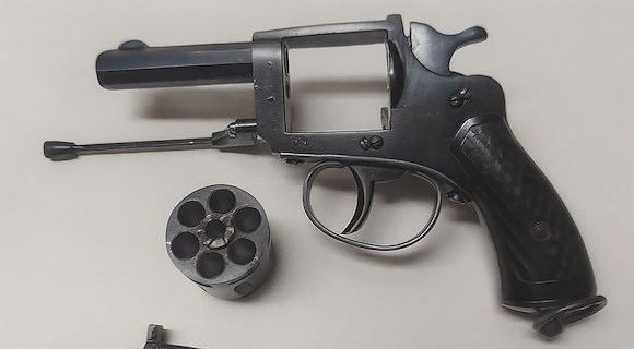 Vietri, pistola carica e con matricola abrasa trovata in casa: arrestato 35enne