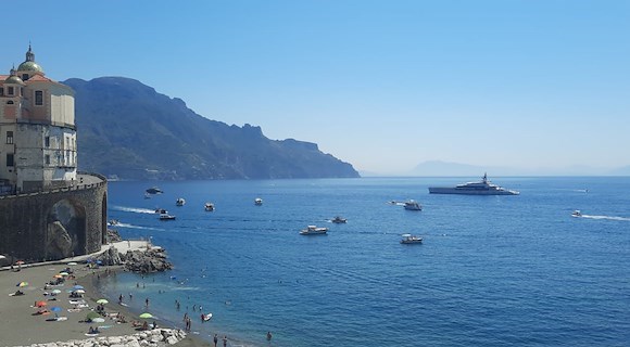 Yacht di lusso in rada per la Ferrari World Premiere: ad Amalfi motori, eleganza e buyer da tutto il mondo