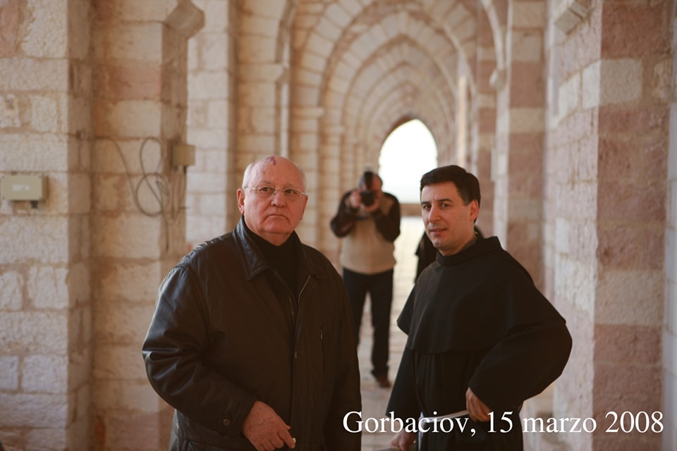 Il Vescovado – Cuando Gorbachov visitó Asís: el recuerdo del padre Enzo Fortunato